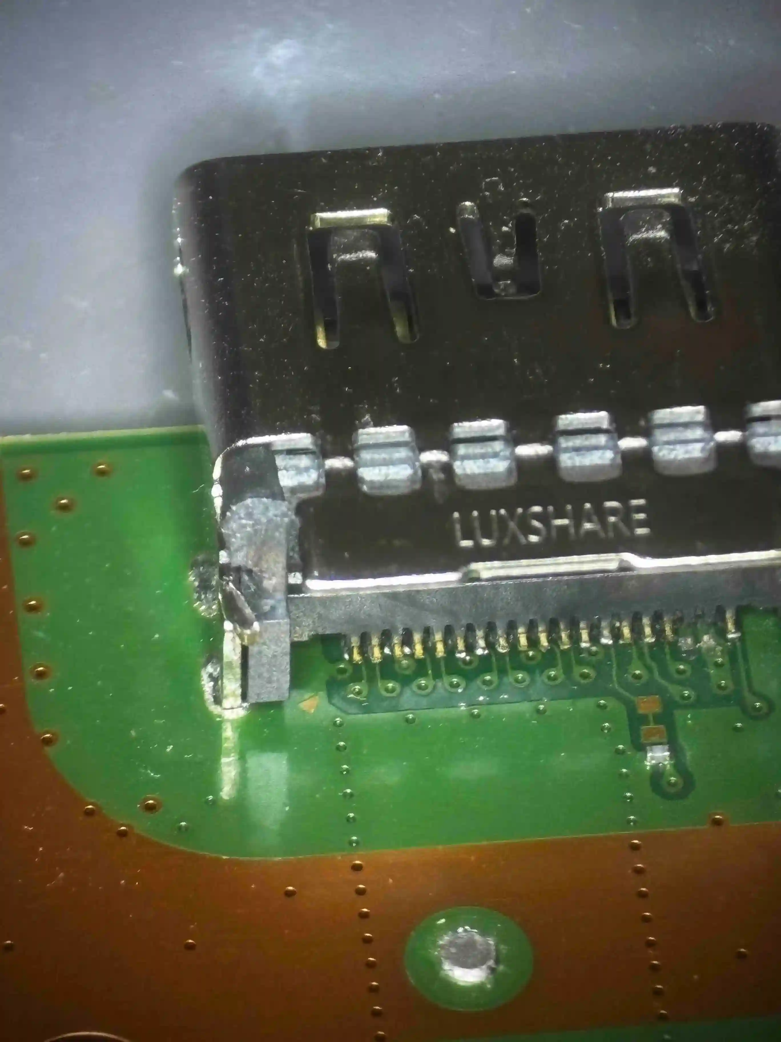 Port HDMI de PS5 cassé par l’arrière avec deux pattes manquantes sur la carte mère