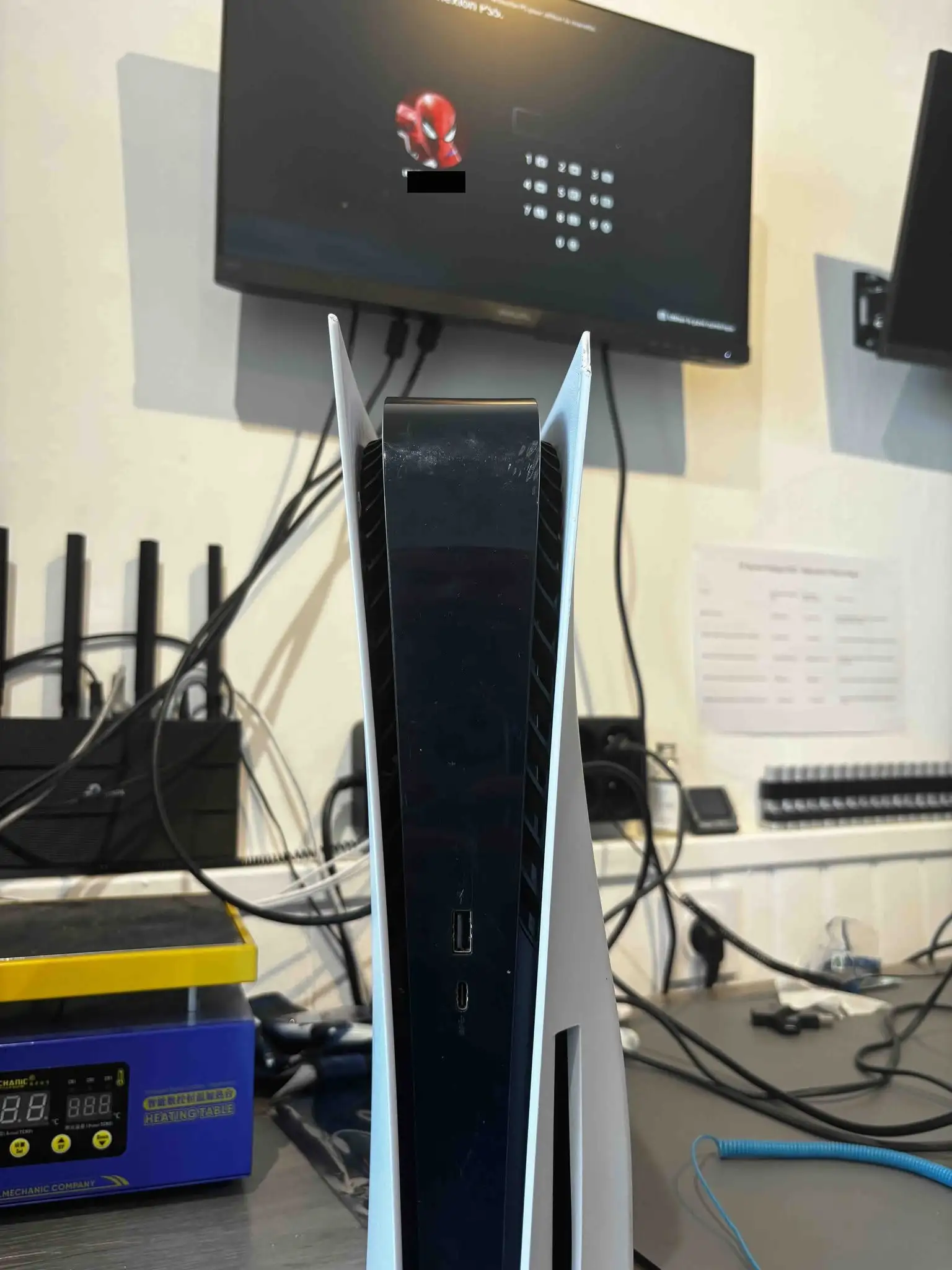 PS5 réparée chez Fixstore avec un affichage fonctionnel sur l’écran de test
