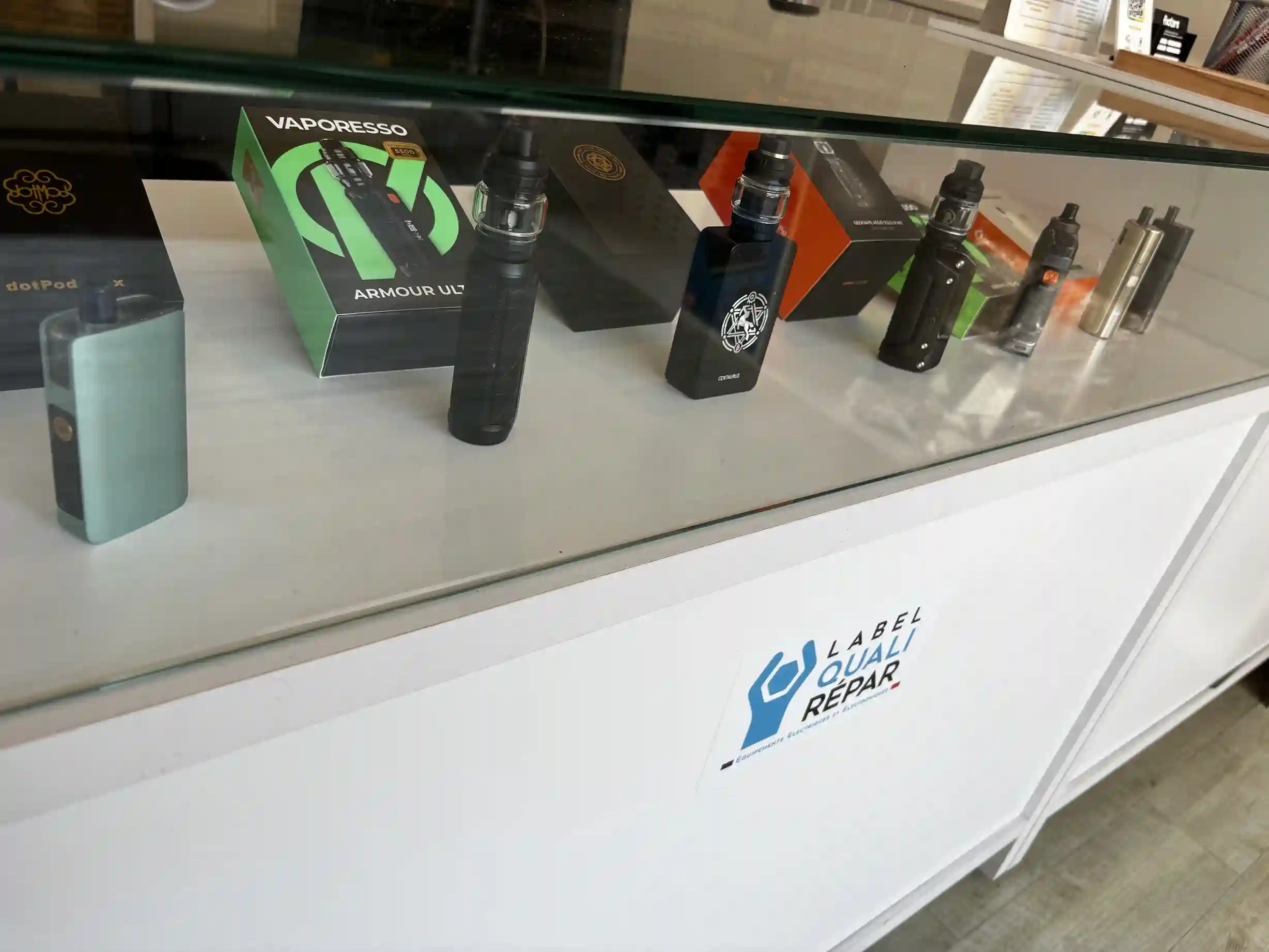 Cigarettes électroniques exposées dans la boutique Fixstore à Vibraye