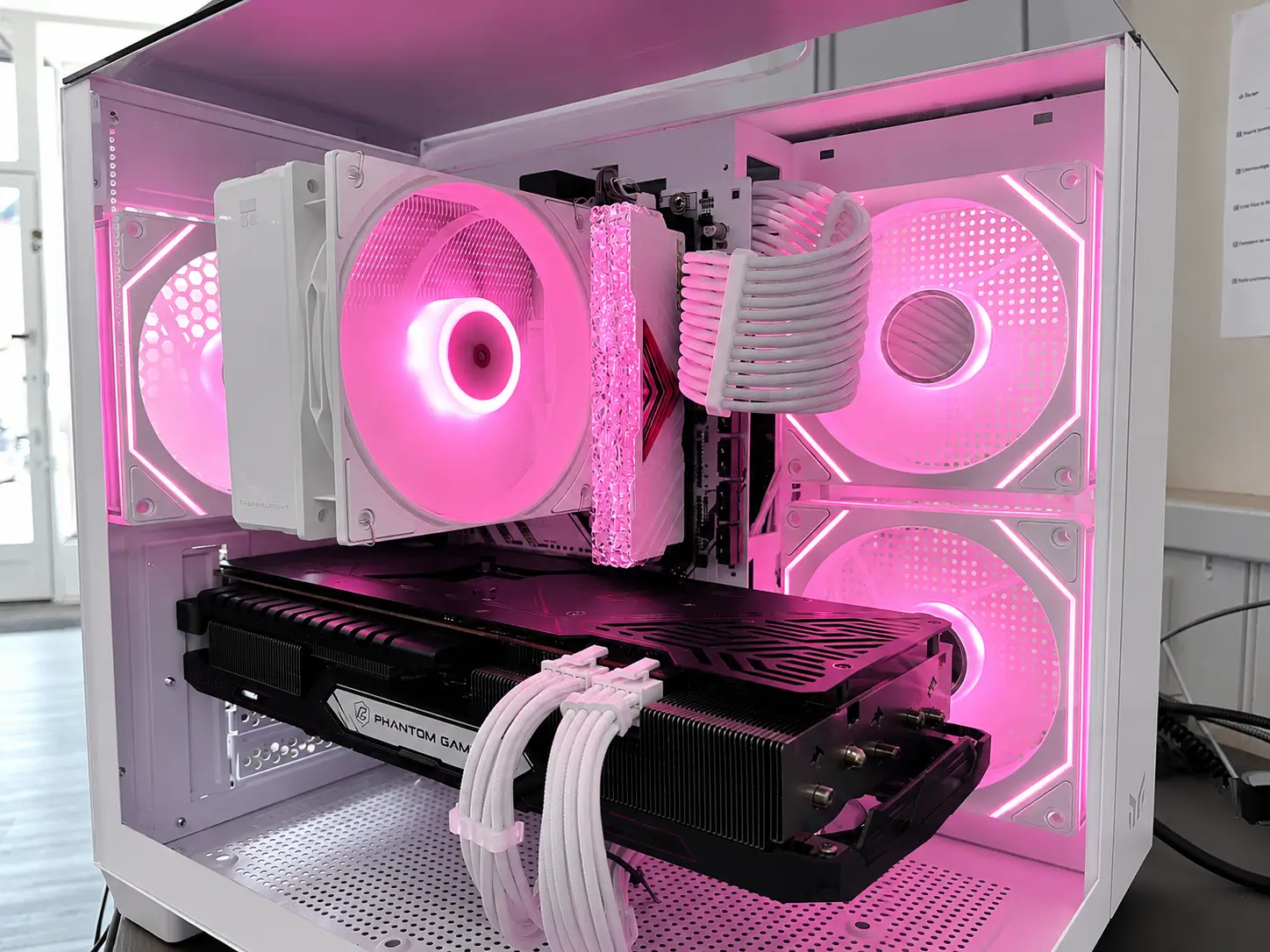 PC sur mesure blanc avec éclairage rose assemblé par Fixstore