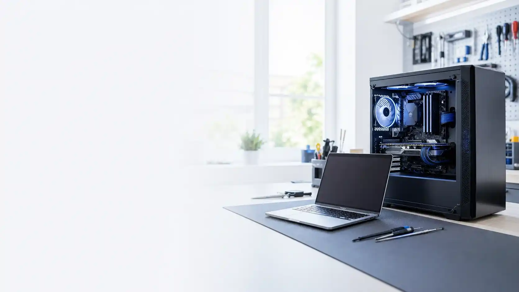 Ordinateur portable et PC assemblé dans un atelier informatique