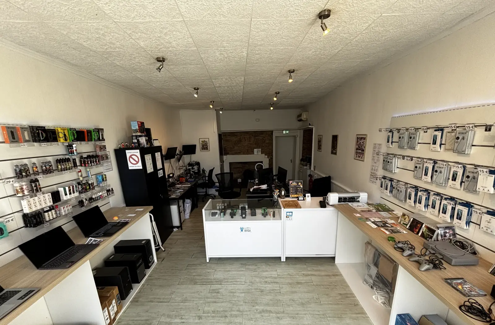 Intérieur de Fixstore avant les travaux avec des murs entièrement blancs