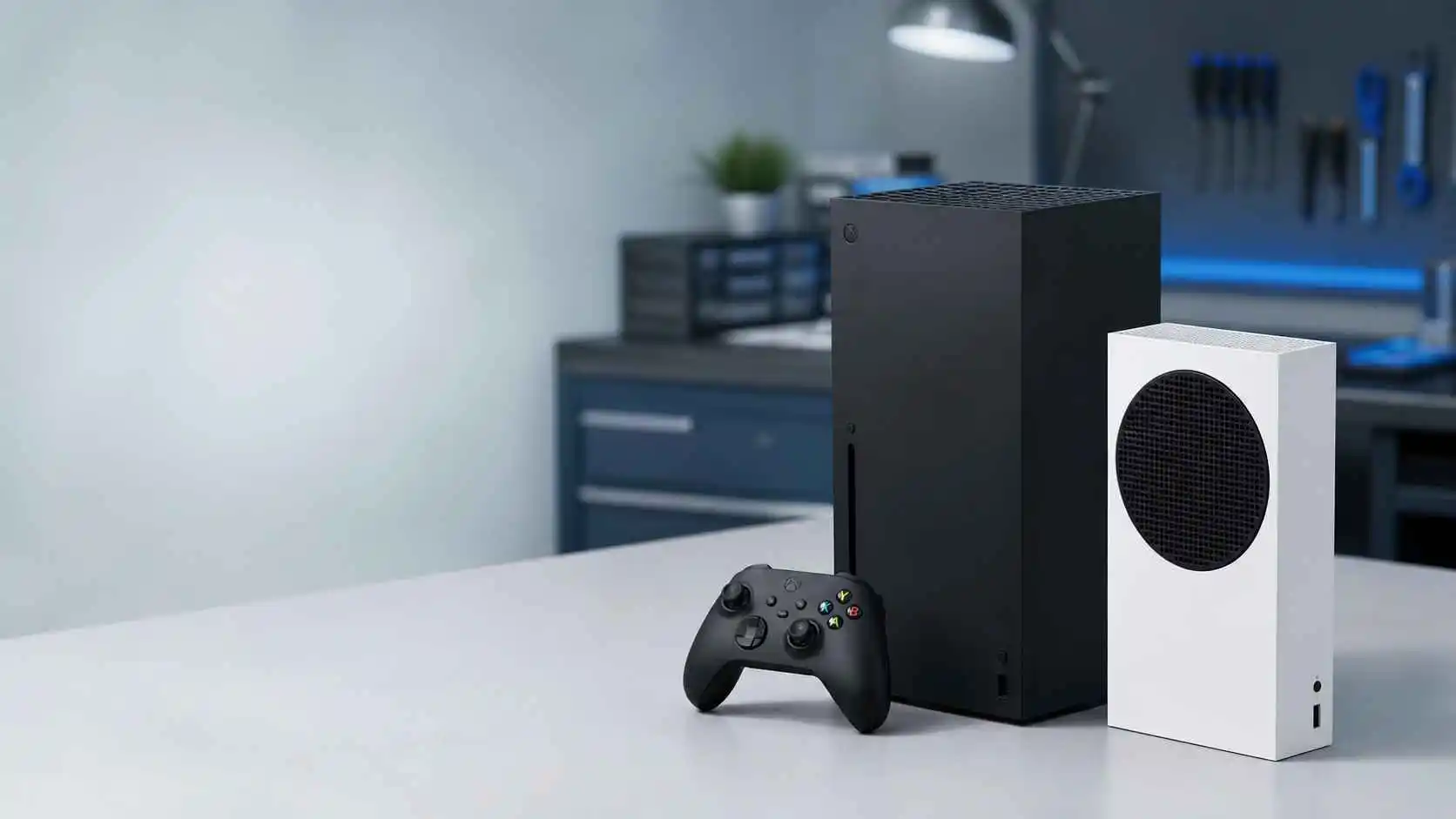 Xbox Series S et Series X intactes avec une manette dans un atelier